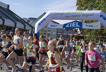 Gruppe von Läufern startet
